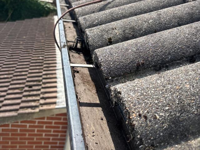 gutter-cleaning-1-kireth-ai
