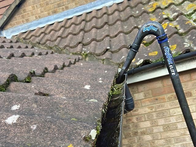 gutter-cleaning-11-kireth-ai